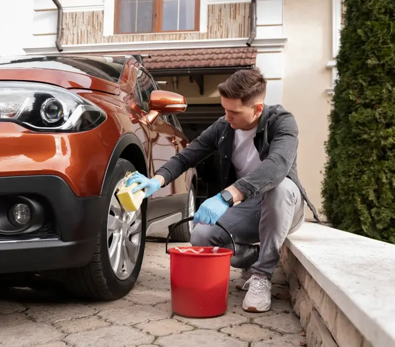 Lavage auto à domicile Charnoz-sur-Ain : professionnel intervenant sur un véhicule